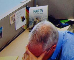 Lustiges Detail: Auf Mark Schneiders Schreibtisch die Schachtel mit der Aufschrift "Paris - The Great Saga"