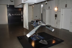 Am Aufzug die Reminiszenz an AutoCAD, ein Flugzeugmotor und ein Kunstobjekt - der Eingang zur Autodesk Gallery.