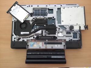 Festplatte und DVD-Laufwerk in der Schublade, schnell zugängliche Steckplätze: Die Dell M2800 von unten.