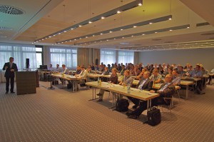 Den 80 Teilnehmern der Lino-Konferenz erklärte Uwe Burk die Entwicklung von Engineering 4.0.