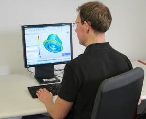 Mittels FEM-Simulation testet dieser IPH-Ingenieur die Umformung eines Stahlkolbens (Bild IPH).