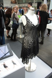 Das in einem Teil gedruckte Kleid wurde mit Hilfe von Simulation so gefaltet, dass es in den Bauraum des 3D-Druckers passt.