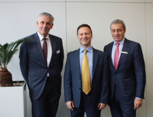 Gian Paolo Bassi (Mitte) mit den Geschäftsführern von Solidpro Werner Meiser (links) und SolidLine Norbert Franchi (rechts).