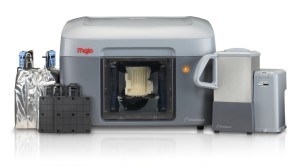 Der Stratasys Mojo mit Waschstation, Bauplattform und Druckmaterial (Bild: Stratasys).