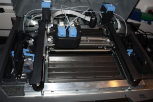 Massivbauweise: Der Mojo beherbergt rechts und links die Druckmaterialien, in der Mitte ist die Druckkammer mit den Druckköpfen.