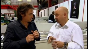 Richard Hammond lässt sich einen Formel 1-Motor erklären (Video-Screenshot aus "Richard Hammond's Engineering Connections: Formula 1")..