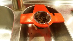 Kleine Lösung, schnell umgesetzt: Ein Teesiebhalter als Küchenhelfer