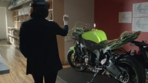 Die Zukunft der Konstruktion? Mixed bzw. Virtual Reality vermischt das 3D-Modell mit der Realität (Bild: Microsoft, Screenshot aus dem HoloLens-Video).