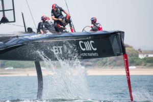 Ein eingespieltes Team - Segler und Konstrukteure arbeiten an einem gemeinsamen Ziel (Bild: Harry KH/Land Rover BAR).