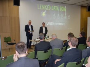 Dr.Thomas Kamps, Geschäftsführer von Conweaver (rechts vorne), und Vertriebsleiter Sebastian Dörr begrüßten einen illustren Kreis von PLM-Experten zur Veranstaltung Linked Data 2016. (Bild: Wendenburg)