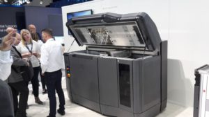 Der 3D-Drucker HP Jet Fusion 3D ist ein gewaltiges Gerät.