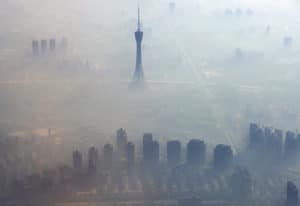 Smog in Zhengzhou: Kohleverstromung kostet mehr als Geld (Bild: Sammy Corfield/Wikimedia)