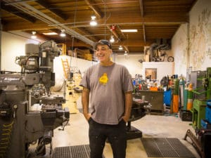 Der zurückgetretene Autodesk-CEO Carl Bass möchte in Zukunft mehr Zeit in der Werkstatt und mit seinen Robotern verbringen (Bild: Autodesk/James Martin, CBS).