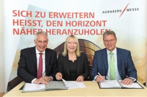 Die SPS IPC Drives bleibt in Nürnberg: Vertragsunterzeichnung mit (v. l.n.r.) Martin Roschkowski, Petra Haarburger und Dr. Roland Fleck (Bild: NürnbergMesse/Manfred Gillert).