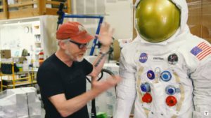 Adam Saveage mit Armstrongs Raumanzug