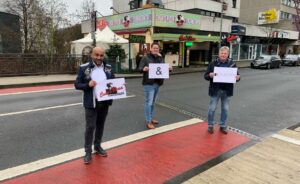 Hüseyin Fidan von "Casa's Pizza" in Siegen, Sebastian und Matthias Klietsch (v.l.)Hüseyin Fidan von "Casa's Pizza" in Siegen, Sebastian und Matthias Klietsch (v.l.)